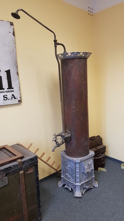 Prysznic z mieszkania Michała Franciszka Gottmana przy ul. Matejki 18, z instalacją hydroforową podłączoną do studni. Zdjęcie udostępnione przez Pana Grzegorza Dąbrowskiego